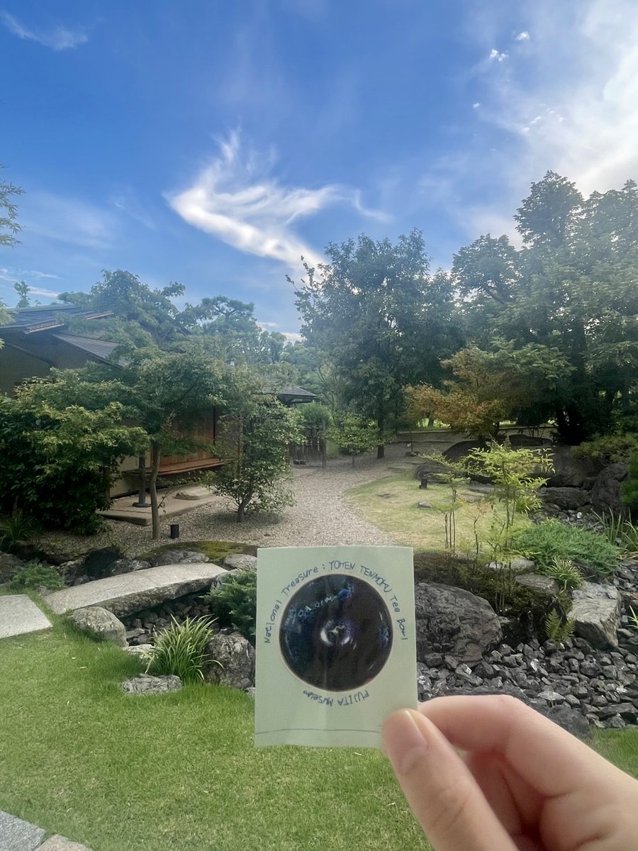 \ 刀剣乱舞界隈の皆さま /
いま藤田美術館では、宝物の断片を集めなくても曜変天目見れます！スマホ写真撮影OKなので（※展示室ではフラッシュoffで）ぬいかつも楽しめる📷ぬいの代わりに曜変ステッカーで挑戦してみました。
（審神者の学芸員Nより）