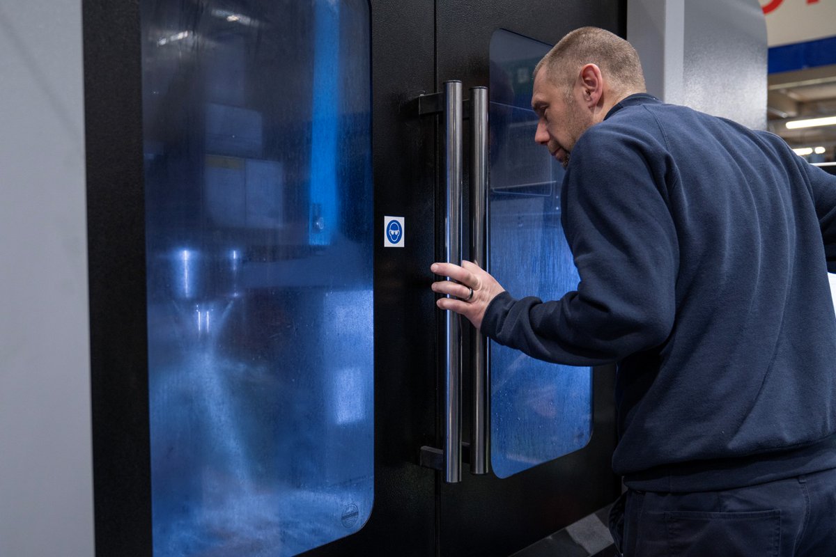 5-axis cnc milling in action 
#cncmachining #precisionengineering #ukmfg