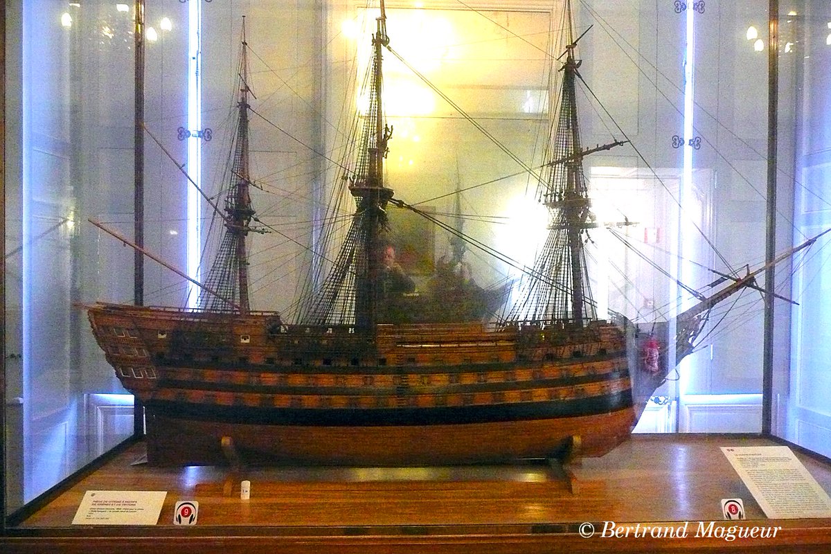 Suite à la Révolution de Juillet, la Monarchie de Juillet renomme tous les navires portant des noms légitimistes le 9 août 1830.
Le ROYAL CHARLES devient le JEMMAPES, le LYS l'ULM, la CAROLINE la DRYADE, le COMTE D'ARTOIS (maquette photographiée) la VILLE DE PARIS, etc.