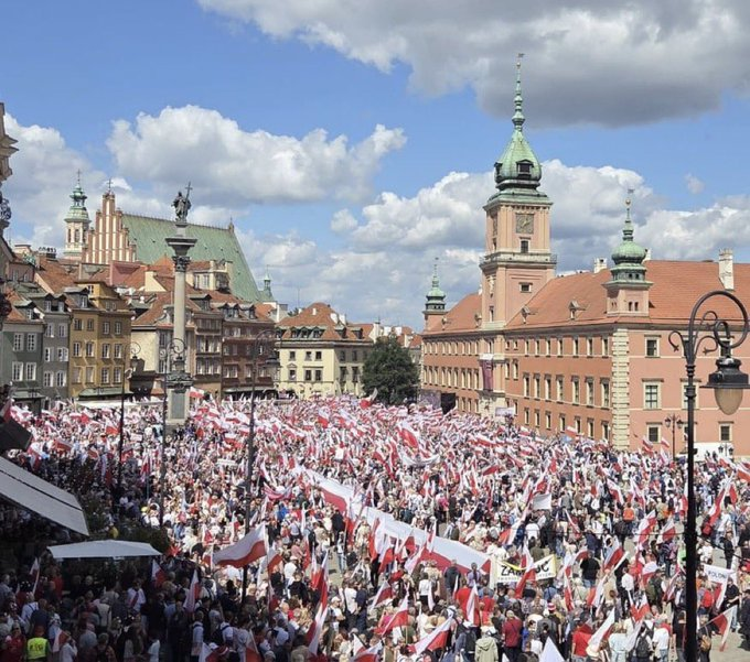 Poles gather in Warsaw’s Old Town Square to meet newly elected conservative President Karol Nawrocki. Together, they march with him to the presidential palace , marking his first day in office with a show of unity and national pride.
#WashingtonEye