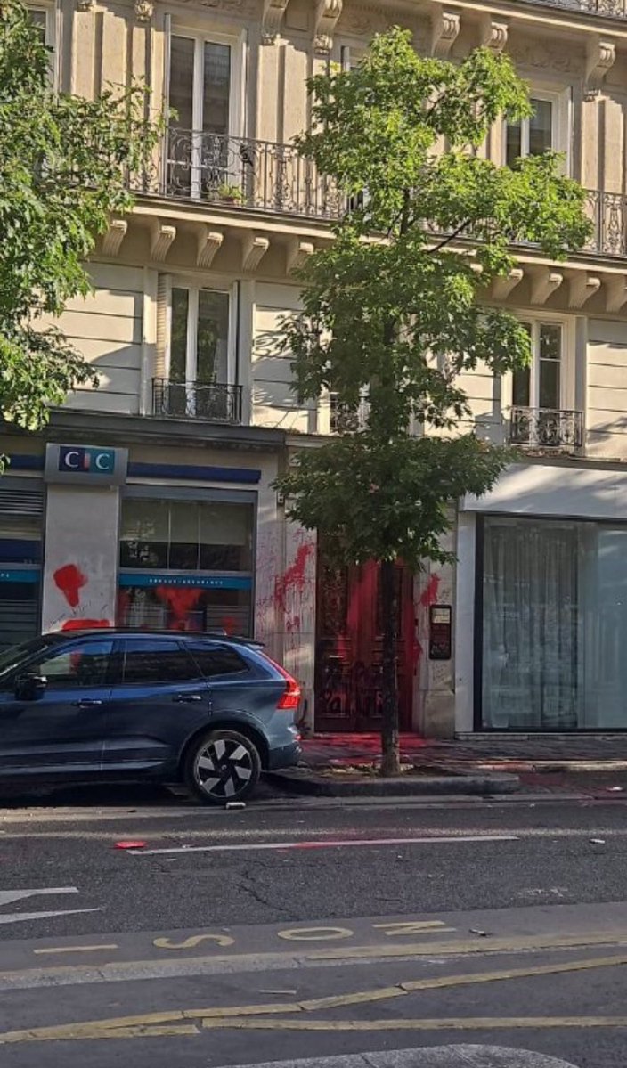 David Rosenblatt (@b4l4g4n) on Twitter photo Das Pariser Büro von <a href="/EL_AL_ISRAEL/">EL AL אל על</a> wurde vergangene Nacht Ziel eines antisemitischen Anschlags.
Diese Gewalt entlädt sich leider auch an Juden weltweit.
Gaza ist der „willkommene“ Vorwand für Antisemiten, ihren Vernichtungsgedanken „endlich“ wieder Taten folgen zu lassen… Das Pariser Büro von <a href="/EL_AL_ISRAEL/">EL AL אל על</a> wurde vergangene Nacht Ziel eines antisemitischen Anschlags.
Diese Gewalt entlädt sich leider auch an Juden weltweit.
Gaza ist der „willkommene“ Vorwand für Antisemiten, ihren Vernichtungsgedanken „endlich“ wieder Taten folgen zu lassen…