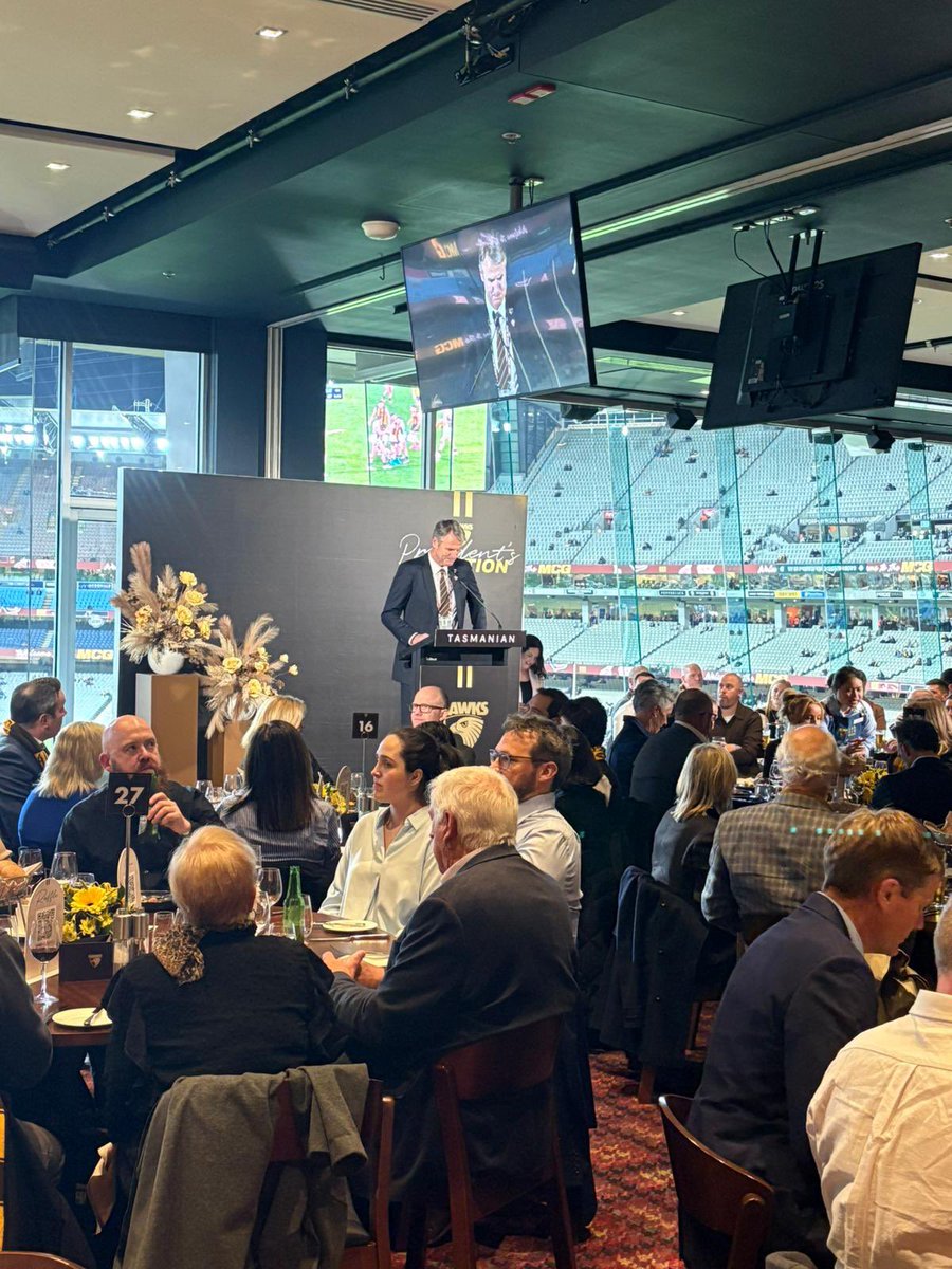HawksInsiders's tweet image. Hawks Insiders representing at the @HawthornFC pre-match President’s Dinner courtesy of the team at @mysportlive 💛