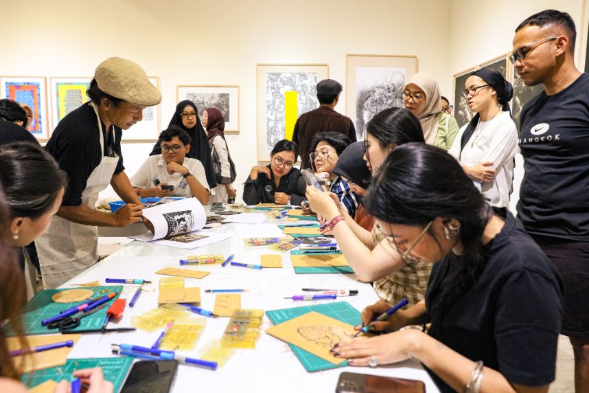 artjog's tweet photo. Akhir pekan lalu, DEVFTO Printmaking Insitute kembali menggelar lokakarya seni cetak grafis linocut. 

#ARTJOG #ARTJOG2025 #Motif #AmalanARTJOG #SpecialProject #DEVFTOPrintmakingInstitute #Workshop #Linocut https://t.co/qTVq5bNNET