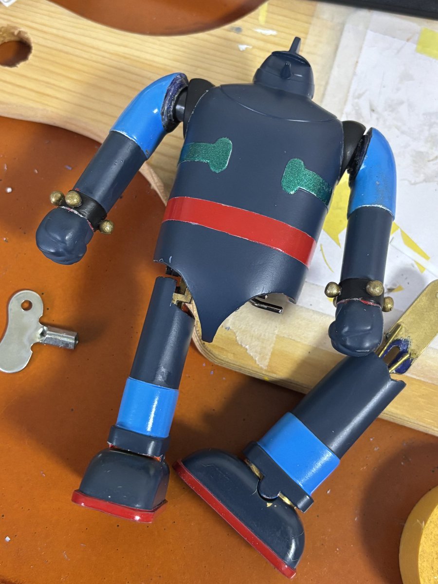 骨折かよ。ブチ折れ左腿補修。ケツ部分をカットしパーツ外して真鍮線とプラペーパー瞬着補強。故障箇所を突貫修理した設定とす。内側は錆表現的な方向で筆塗り　。メカニック感上がる（適当）

#プラモデルはどこまでも自由
#プラモデル好きと繋がりたい 
#プラモデルライフ
#鉄人28号
#クラウンモデル