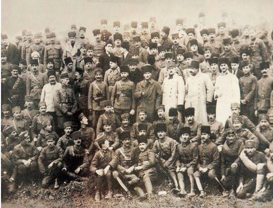 Hilal Selçuk

Kurtuluş Savaşı'nın bütün komutanları ve  Başkomutan Gâzi Mustafa Kemâl Atatürk aynı karede...
Aziz ruhları şâd olsun, minnet ve saygıyla...