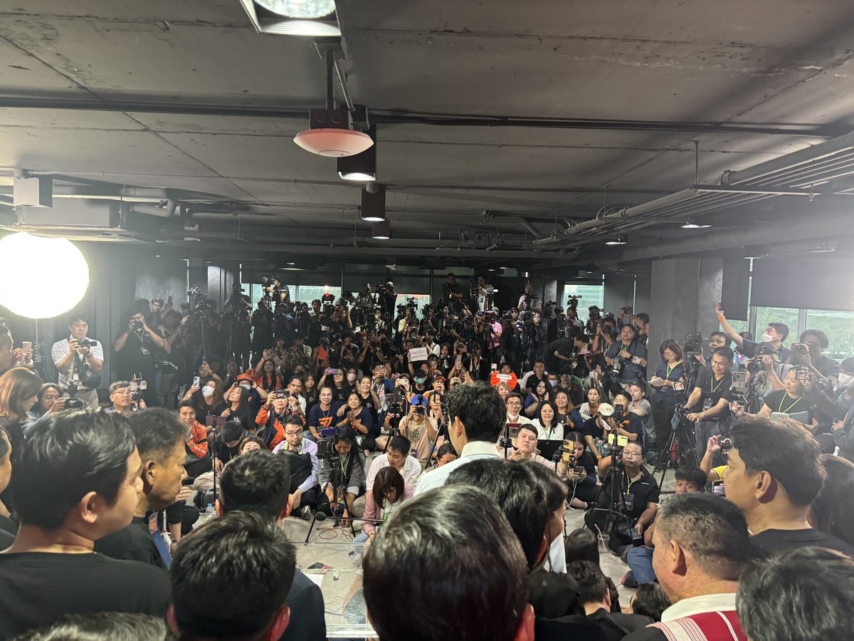 ครบรอบ 1 ปี ยุบพรรคก้าวไกล
พวกเรายังเดินทางกันต่อ เพื่อจุดหมาย สังคมที่ดีกว่าเดิม รัฐที่โปร่งใส มีธรรมาภิบาล บริหารงานเพื่อประชาชน

เป็นพลังให้พวกเรา เพื่อให้เราทำงานให้ประชาชนด้วยครับ
donation.peoplesparty.or.th