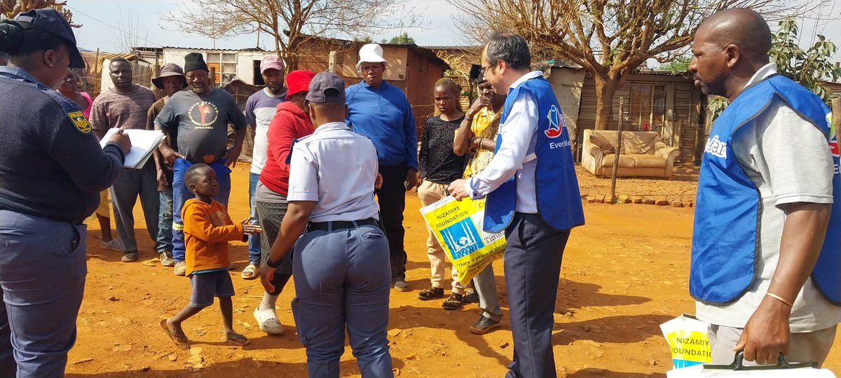 TimeToCareSA's tweet photo. Food hampers distrubution in Pretoria North with members from Hercules Police Station https://t.co/4Q9diL6IGj