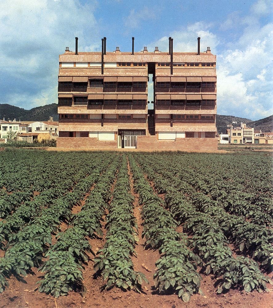 moleskind's tweet image. Apartments for Teachers
Josep Maria Martorell i Codina
David Mackay
Oriol Bohigas i Guardiola
Pineda de Mar , Barcelona 
1969
Photography © Francesc Català-Roca

#JosephMariaMartorelliCodina
#DavidMackay
#OriolBohigasiGuardiola
#FrancescCatalaRoca