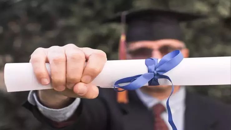 Sahte diplomalar, sistemin zaafını değil, doğasını ifşa eder

Foucault’ya göre diploma sistemi, bireyi etik veya entelektüel açıdan değil, standartlara uygunluk üzerinden değerlendirir.

Bu durumda sahte diploma kullanan biri:
•O standardın içeriğini ihlal etmiş olur belki ama