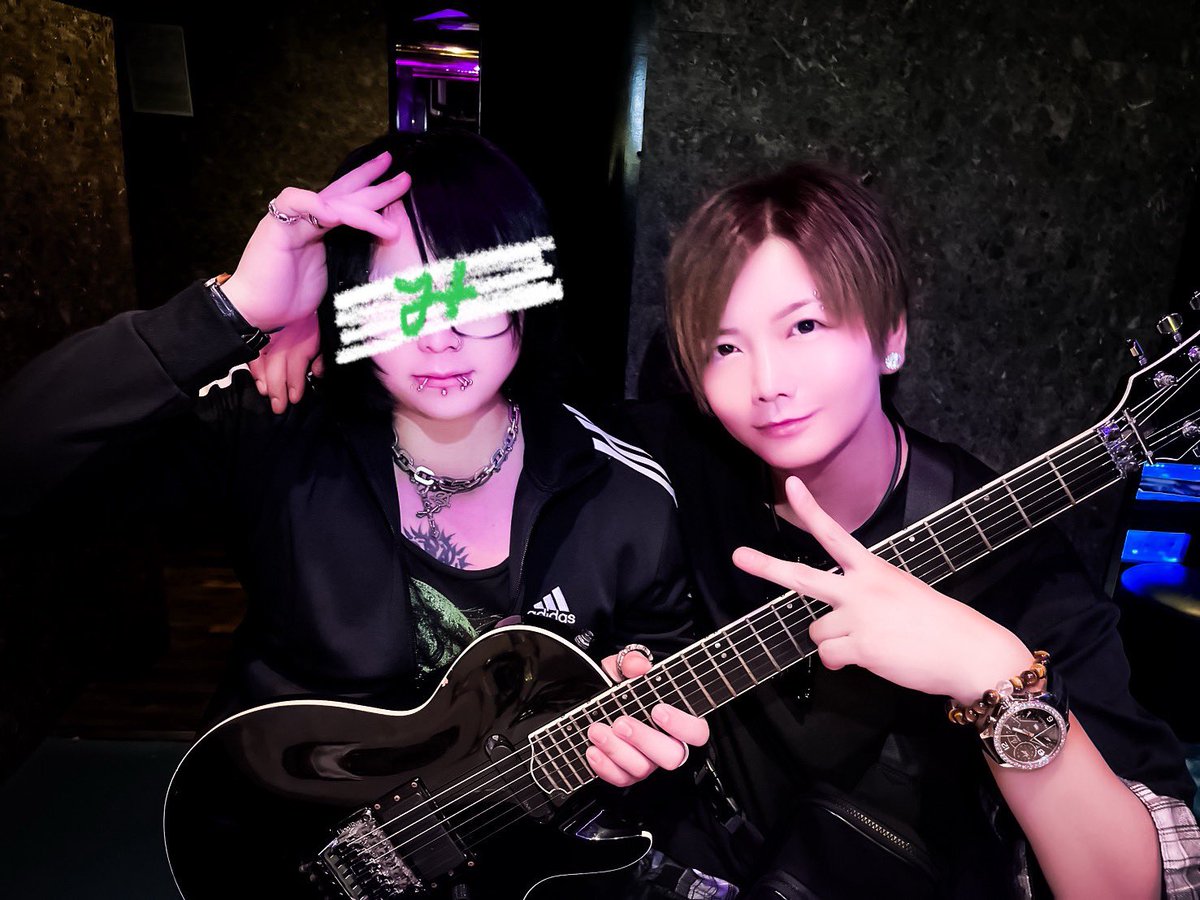 和己(<a href="/kazuki_440/">和己</a>)さんにストーカー並みの愛を伝えていたら大事なギターを託して頂きました
心から嬉しいです

ESP Guitar.
和己Signature Model 

VEGAS,Walling WallなどのMVで和己さん本人が弾いている姿が確認出来ます🎸
修理が必要ですが完了次第SCREWの曲弾いてUPしていきたい
和己さん大好き💚
