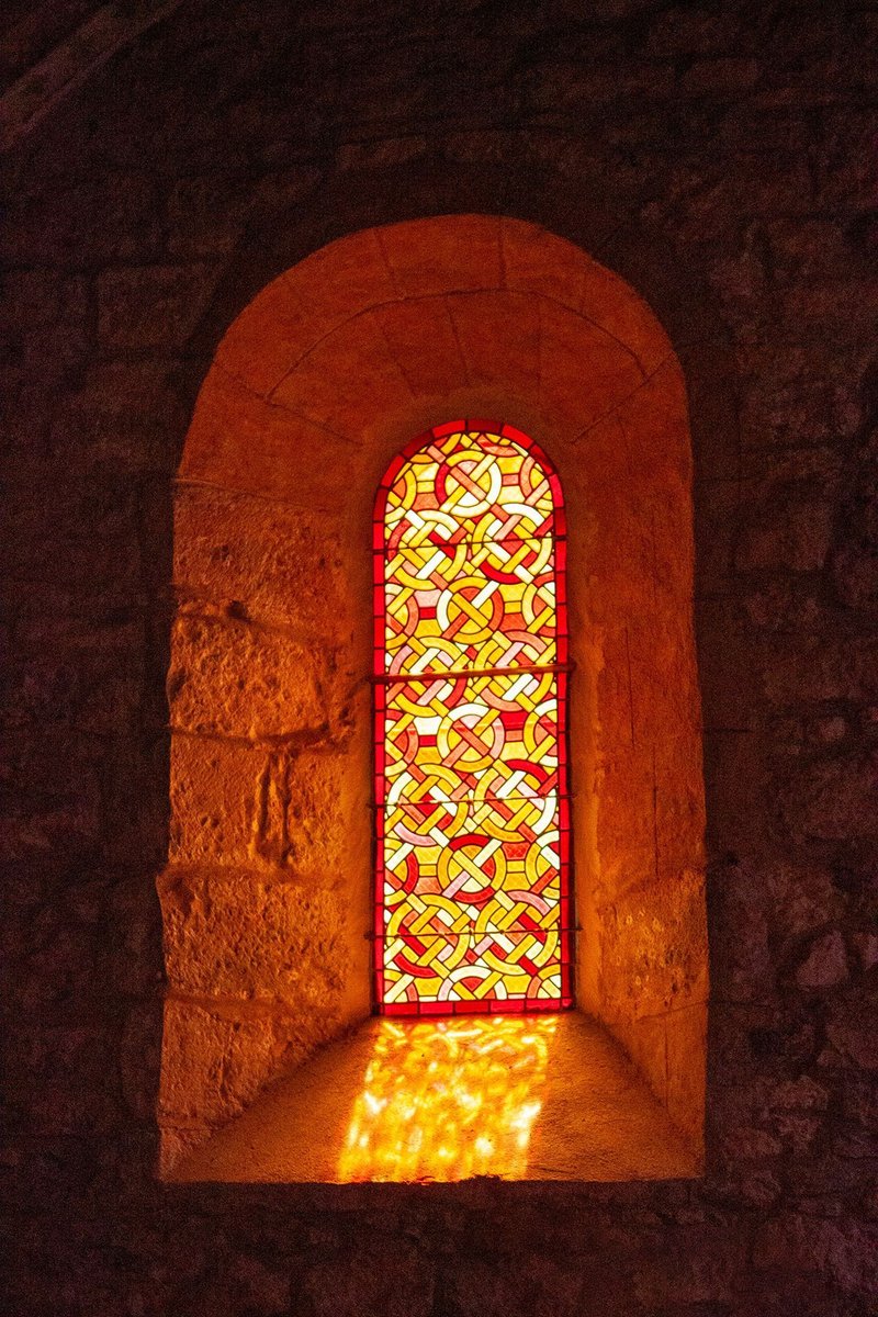 🌞 𝗕𝗶𝗹𝗱 𝗱𝗲𝘀 𝗧𝗮𝗴𝗲𝘀 (𝟳. 𝗔𝘂𝗴): Sonnenlicht durch ein buntes Fenster der Kathedrale von Toul – Gotik in Farbe &amp; Licht. Erbaut zw. 13.–15. Jh., Flamboyantstil vom Feinsten. #BildDesTages #KathedraleToul #Gotik #MittelalterCom