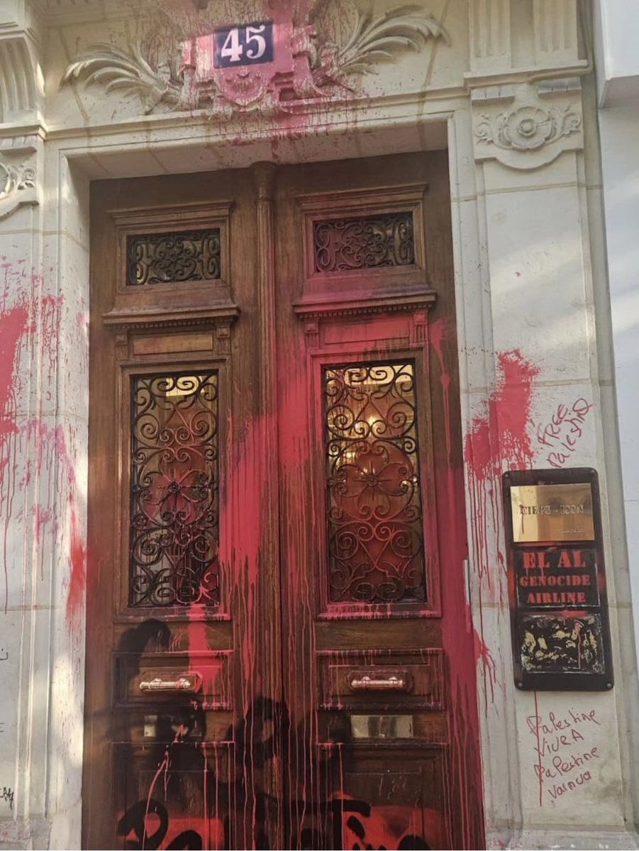 Michaël Sadoun (@michaelsadoun) on Twitter photo Alors <a href="/CaronAymericoff/">Aymeric Caron</a> , les bureaux de la compagnie israélienne El Al tagués, ça non plus c’est pas antisémite? Alors <a href="/CaronAymericoff/">Aymeric Caron</a> , les bureaux de la compagnie israélienne El Al tagués, ça non plus c’est pas antisémite?