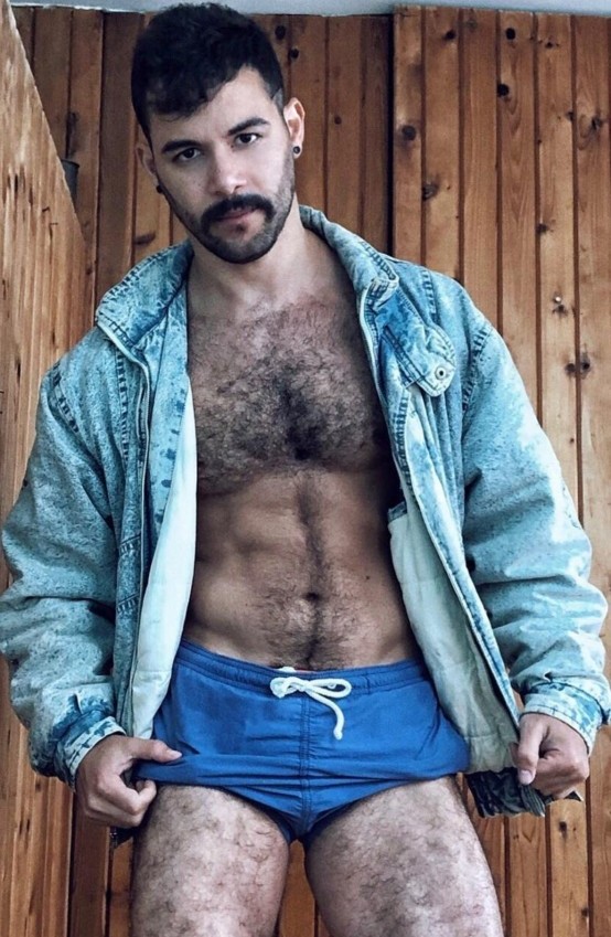 U oyogini eshagiga qoydi (foto)