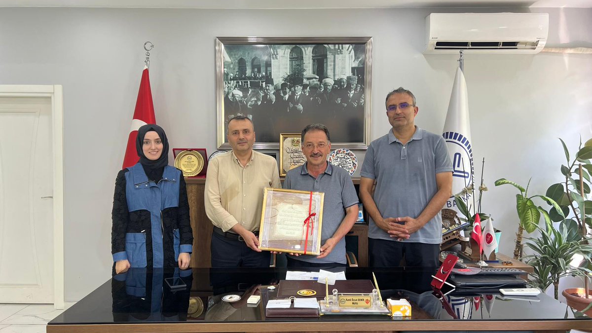Dekanımız Prof. Dr. Hasan Meydan, Dekan Yardımcılarımız Doç. Dr. M. Ali Bağır ve Dr. Öğr. Üyesi Kübra Cevherli ile birlikte Akyazı İlçe Müftüsü Kamil Özcan DEMİR'i makamında ziyaret etti.