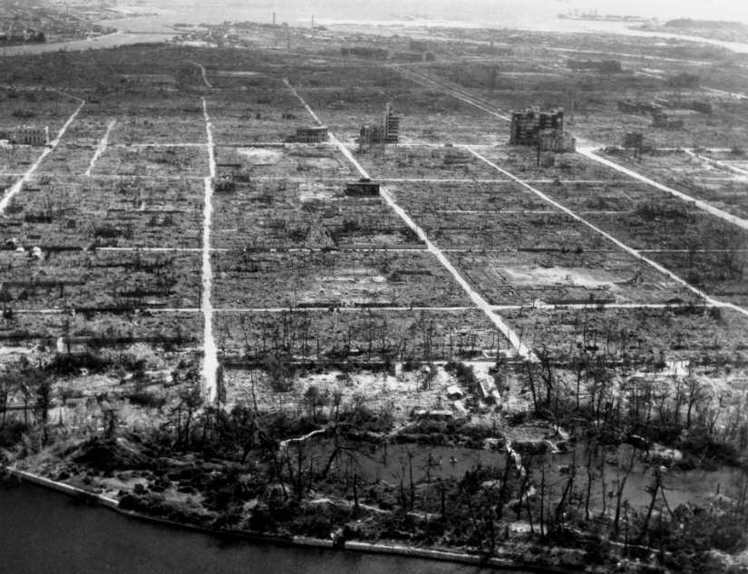 SimSimWissgott's tweet photo. Gaza 2025. Hiroshima 1945. 
Humanity has learnt nothing. 

Powerful images from @guardian 
https://t.co/ESpvaV0wJq
#Hiroshima80 #Gaza https://t.co/97uTKFbpOT