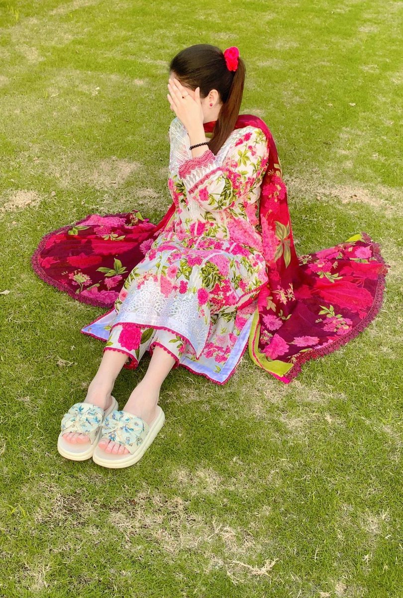 Btrf_9's tweet photo. #قومی_زبان
Oye bhai logoor unki behno kabhi hmari profile pay bhi chakr.lga liya kro
Hmari shayri bhi parh liya kro . Or cmnr ma btaya bhi krain. ❣️❣️💫❣️💫❣️🦋❣️🥀🥀❣️
Apki Shaira. #Titly🦋 https://t.co/TzSI96FPra