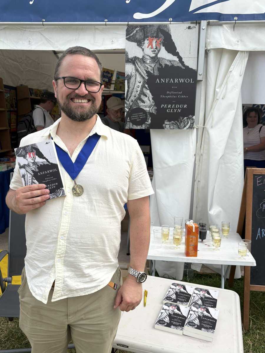 Diolch enfawr i Peredur Glyn, enillydd #GwobrDanielOwen 2025, am alw heibio a llofnodi copïau o Anfarwol! 📚✨
‘Stori syfrdanol... doniol, cyffrous, ysgogol ac yn heriol.’ – Alun Davies
📖 Bachwch gopi: ylolfa.com/c/9781800997547
@llyfrau_cymru #Anfarwol #PeredurGlyn