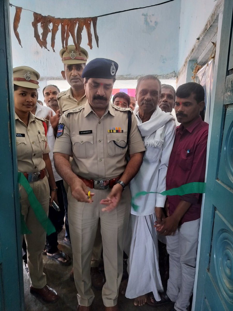 siddipetcp's tweet photo. కమ్యూనిటీ పోలీసింగ్ లో భాగంగా రామారం గ్రామంలో  గ్రామస్తుల యొక్క సహాయ సహకారాలతో గ్రామంలో (10)  సీసీ కెమెరాలు ఎంట్రీ మరియు ఎగ్జిట్ ప్రదేశాలలో  ఏర్పాటు చేయడం జరిగింది. ఈరోజు గజ్వేల్ ఏసిపి యం. నరసింహులు గారు , తొగుట సిఐ లతీఫ్ గారు , రాయపోల్ SI మానస గారు  దాతలతో కలిసి ప్రారంభించారు. https://t.co/6JNKT8vfAc
