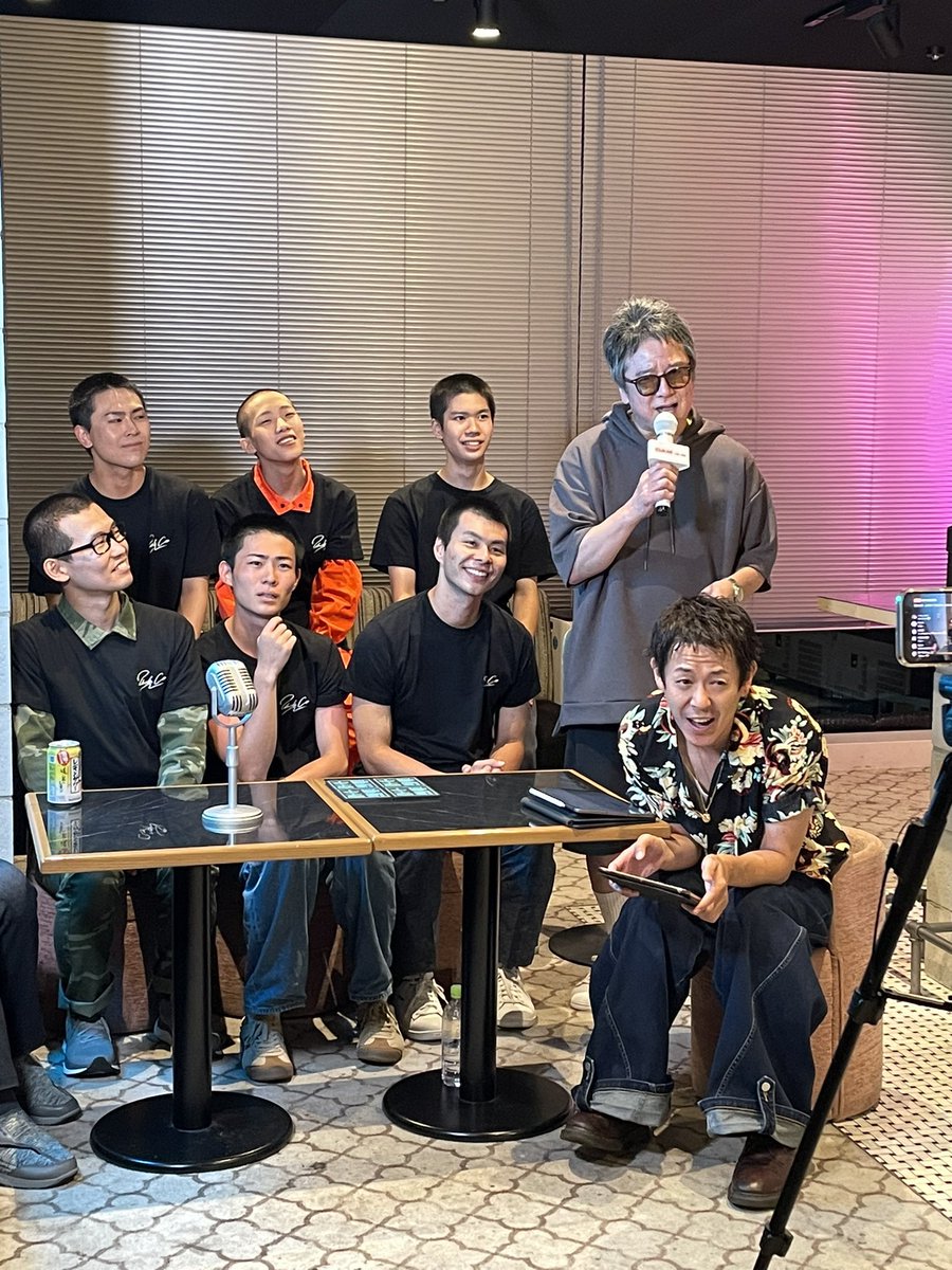 昨日 #錦織一清 さんのFC番組
「#ハイエンドな夜に」の生配信に出演させていただきました

ご覧いただいた皆様ありがとうございました
皆の歌は素敵でした

後日配信予定の番組収録にも参加させていただきましたが見事に散りました
お楽しみに

写真は錦織さんの生歌唱を目に焼け中の物
#あゝ同期の桜