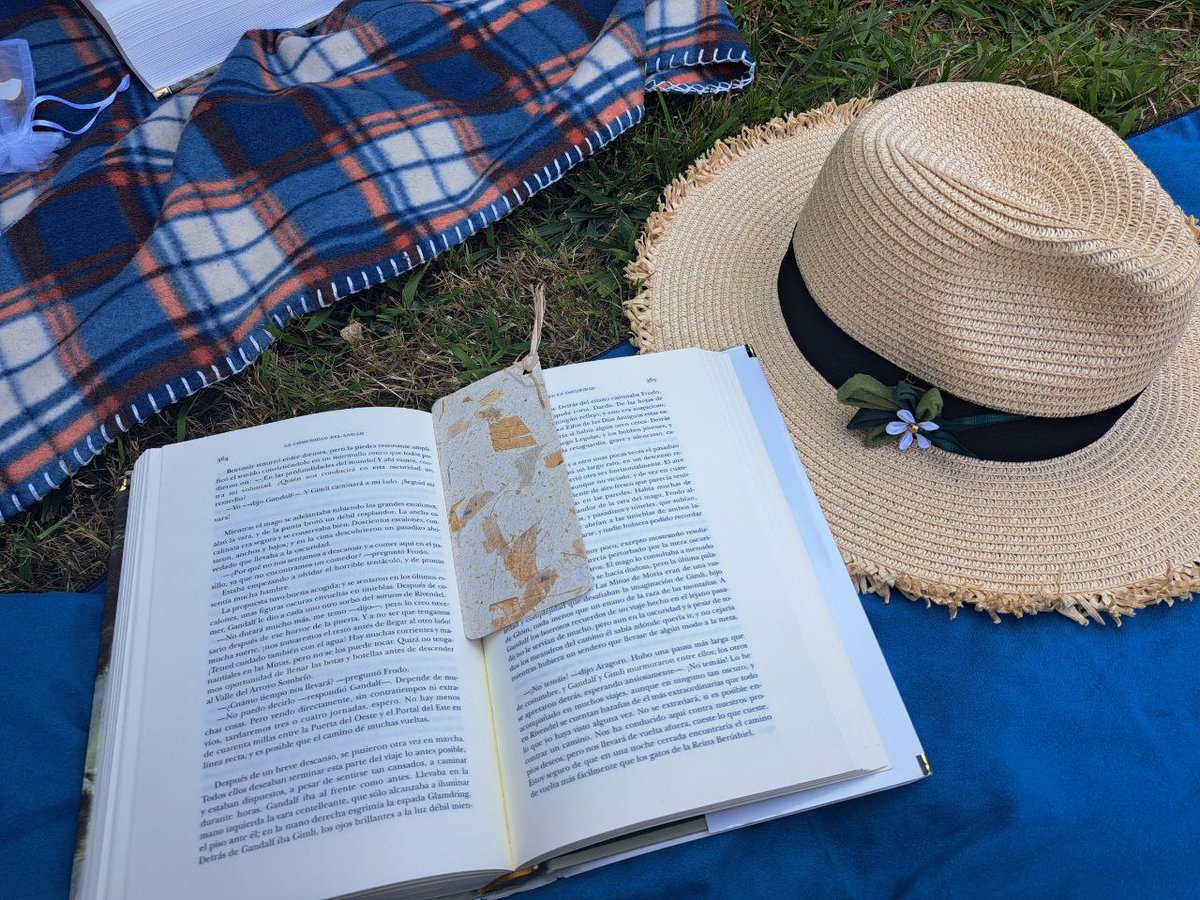 Seguimos con la crónica.
Nos embarcamos en el capítulo «Un viaje en la oscuridad». Doble sesión, mañana y tarde. 📚📚

#jrrtolkien <a href="/SocTolkien/">S.Tolkien Española</a> #smialmontaraz #clubdelectura