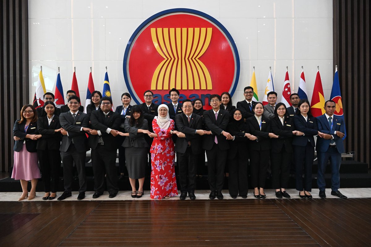 Secretary-General of ASEAN, Dr. Kao Kim Hourn, today officiated the Opening Ceremony of the 4th ASEAN Junior Fellowship Programme with the ASEAN Secretariat (AJFP) at the ASEAN Headquarters/ASEAN Secretariat. The four-week programme is being held until 30 August 2025 and enjoys