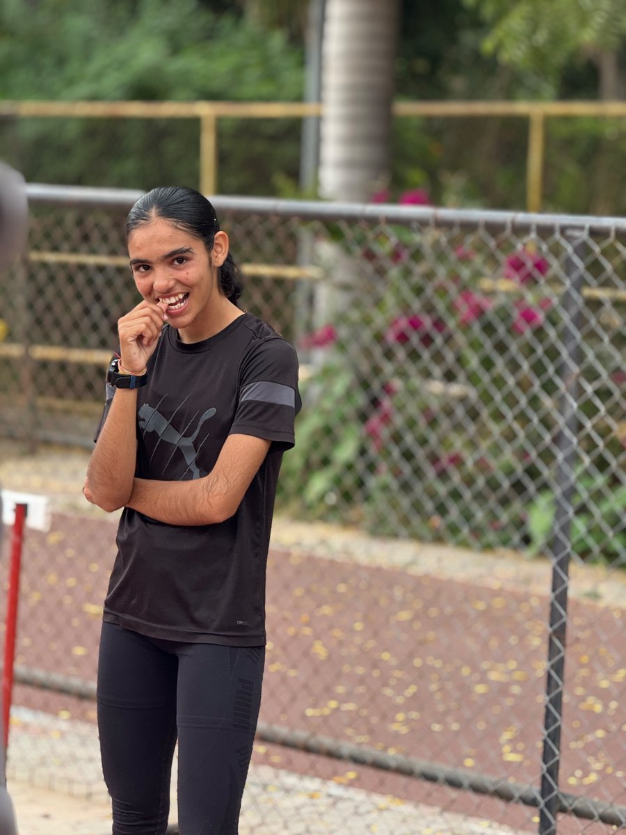 poojabishnoi36's tweet photo. मेरे हाथ में फोन नहीं, पसीने से भीगे डम्बल होते हैं 📵🏋️♀️
#GymGirl #NoDistractions #FocusGame https://t.co/01MPsYDNs8