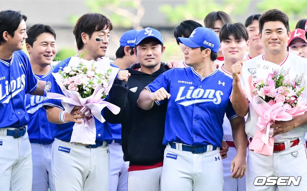 이지영 오승환 배터리가 삼빠를 울리잖냐…
이 더운 날 보기만 해도 쪄죽는 시꺼먼 후드 입고 나와줬다는 사실에 기분이 너무 몽글몽글해짐 급하게 잡은 일정이었는데도 흔쾌히 행사 마련해주신 쓱 여러분 너무 감사드림니다 듀아아아…