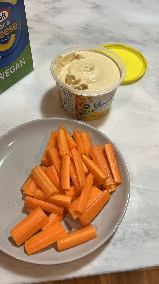 4 carrots and half a kilo of hummus for dinner