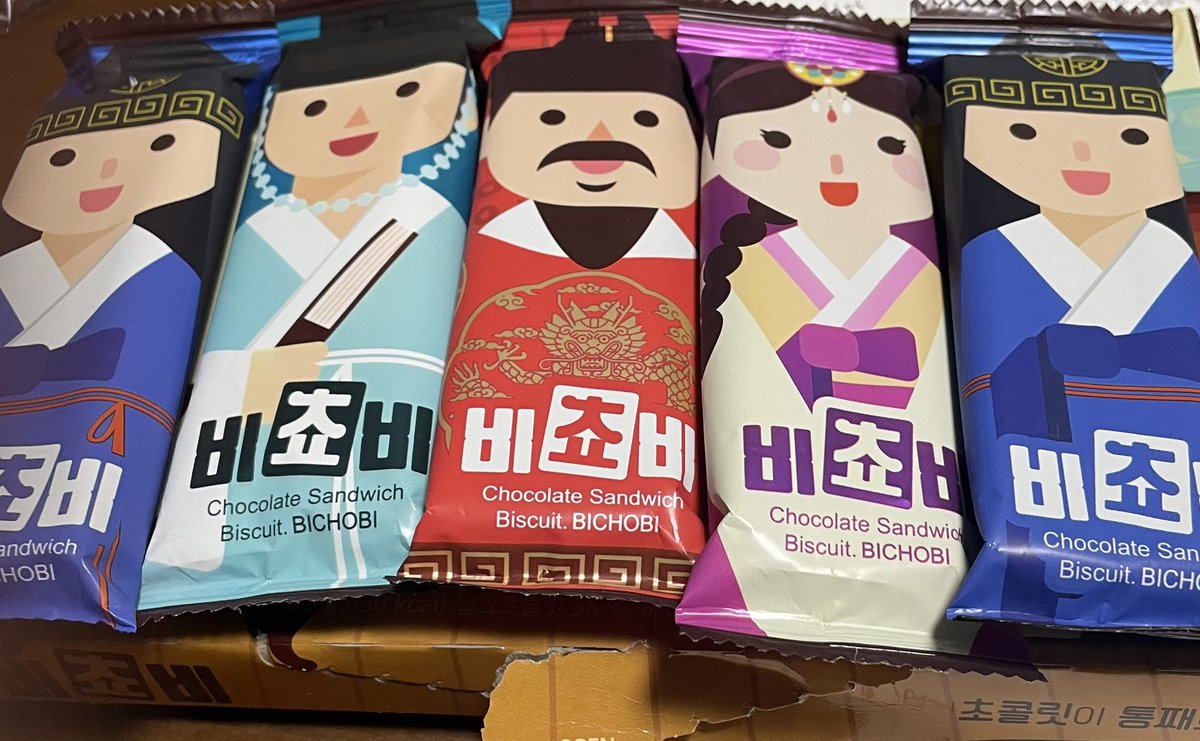 韓国旅行のお土産にといただきました
かわいいね
チョコを挟んだビスケットでした