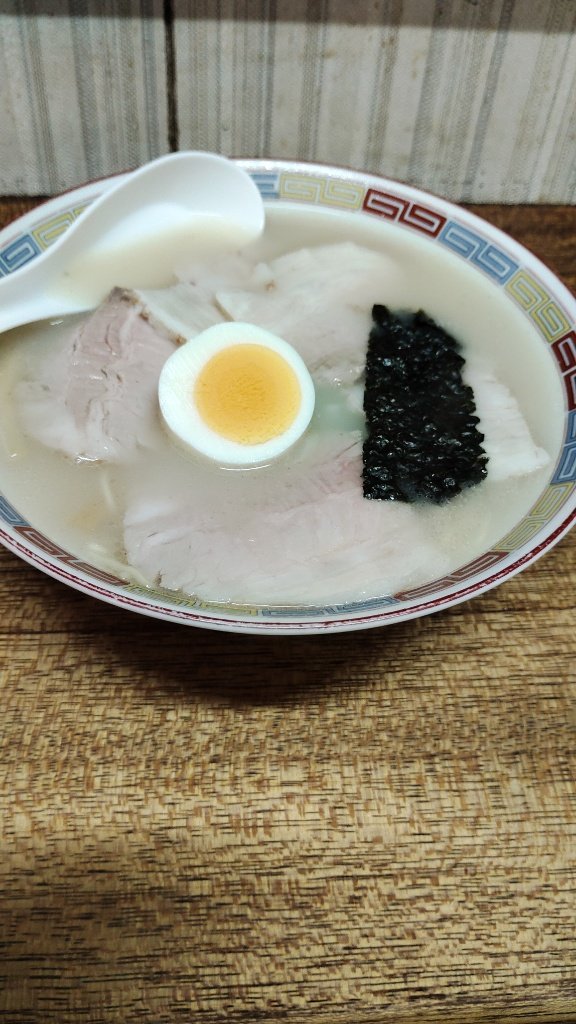 今日のお昼にいただいた、大鵬軒の特製ラーメン
あっさりの中にもしっかり味があってスープも飲み干しました。
#大鵬軒
#特製ラーメン
#新居浜市
#港町