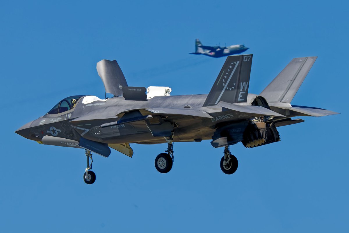 shyuyuri1212's tweet image. #小松基地  #F35B 
新田原にF-35Bが到着したとの事で直近で撮影したF-35Bを。7/28に小松基地に行きましたが画像の処理が終わりません。
VMFA-214 BlacksheepF-35B
B型の特徴である短距離着陸。最後の１枚は色付WE-01のノーマル着陸で比較です。