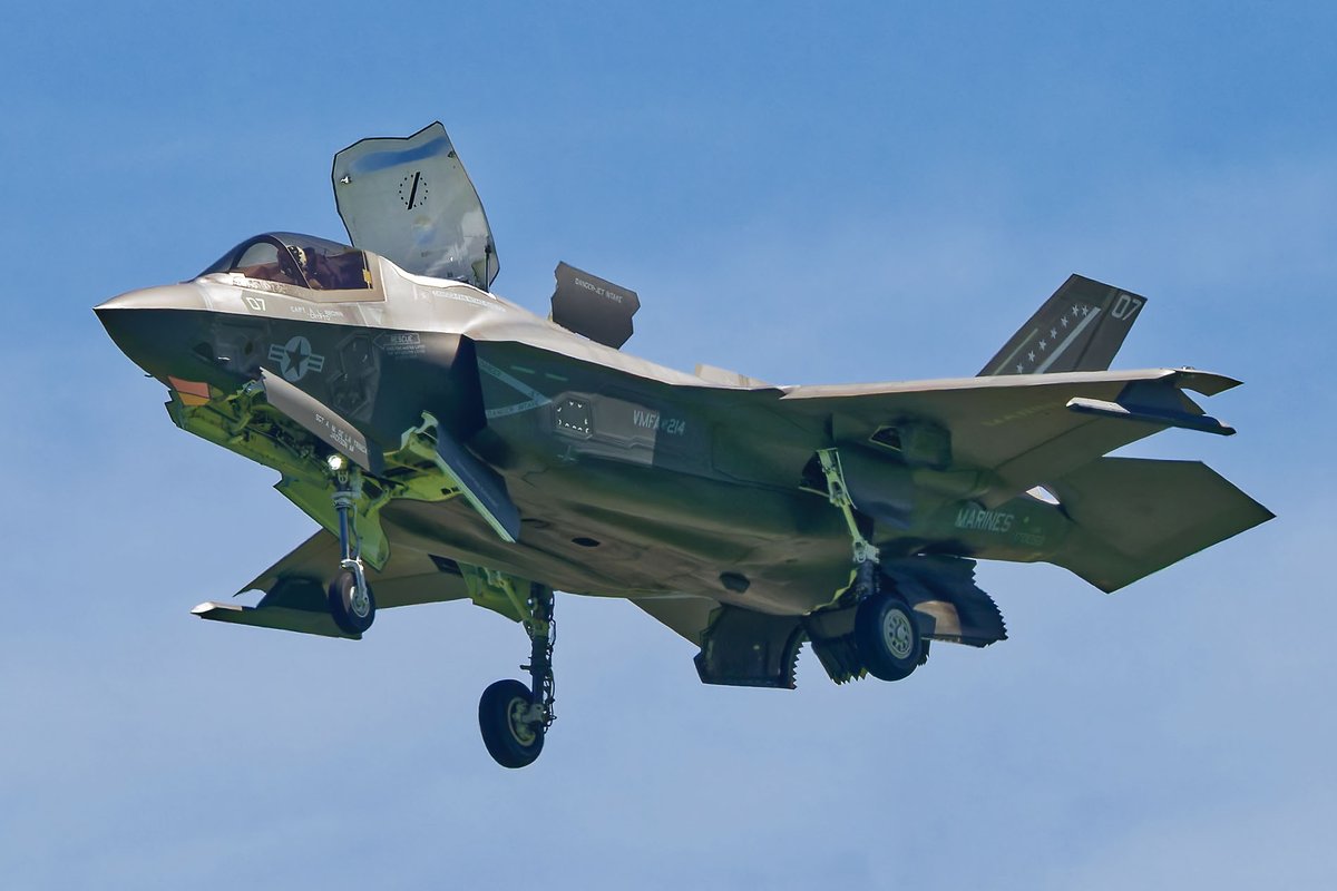 shyuyuri1212's tweet image. #小松基地  #F35B 
新田原にF-35Bが到着したとの事で直近で撮影したF-35Bを。7/28に小松基地に行きましたが画像の処理が終わりません。
VMFA-214 BlacksheepF-35B
B型の特徴である短距離着陸。最後の１枚は色付WE-01のノーマル着陸で比較です。
