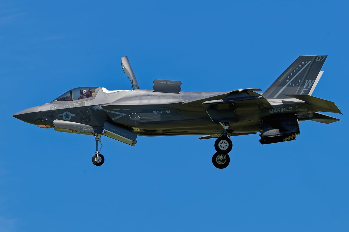 shyuyuri1212's tweet image. #小松基地  #F35B 
新田原にF-35Bが到着したとの事で直近で撮影したF-35Bを。7/28に小松基地に行きましたが画像の処理が終わりません。
VMFA-214 BlacksheepF-35B
B型の特徴である短距離着陸。最後の１枚は色付WE-01のノーマル着陸で比較です。