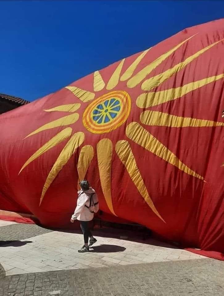 Не ги боли толку "изродите" знамево, колку што ги боли тоа што Македонецот се обедини преку сонцето во тој македонски пркос, во тој непокор!!!