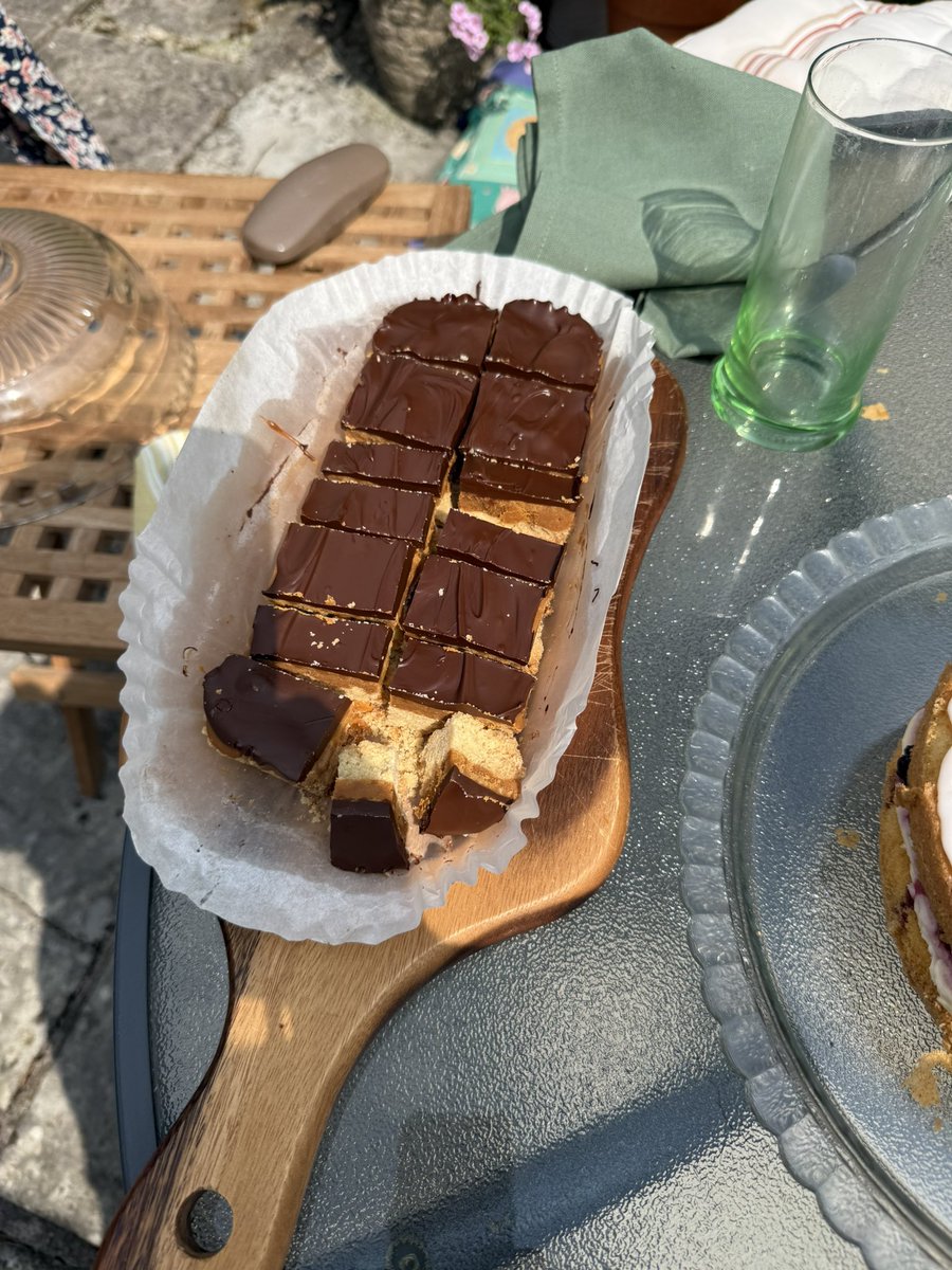 Who doesn’t love a millionaires shortbread in the garden for a sunny afternoon tea with girlfriends #AfternoonTea #Baking #Homemade