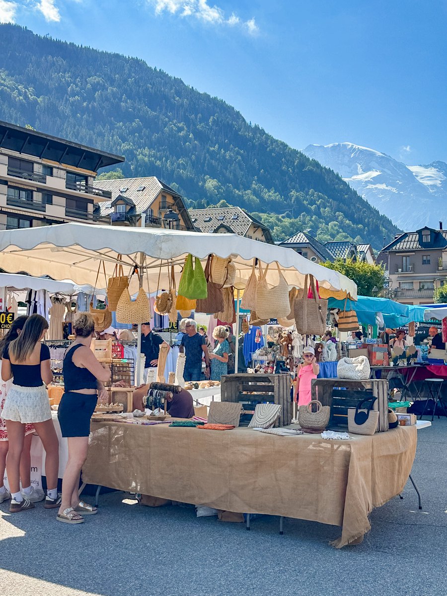 Le marché de Saint-Gervais Mont-Blanc, en été, c’est une véritable tradition ! ☀️

Produits locaux, producteurs passionnés, artisanat de qualité… de quoi faire le plein de saveurs et de belles découvertes. 🧀💐
