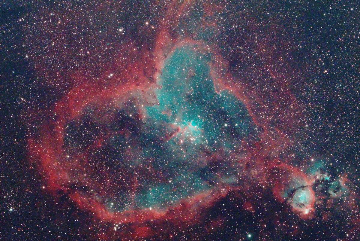 いつものHa抜きの青い星雲シリーズで、SIIとOIIIのみのハート星雲です。OIIIは中心部分に広く分布していますがかなり薄いです。合計60分の露出ではザラザラなので、CAA(Camera Angle Adjuster)を使って同じ画角で追加露出したいです。