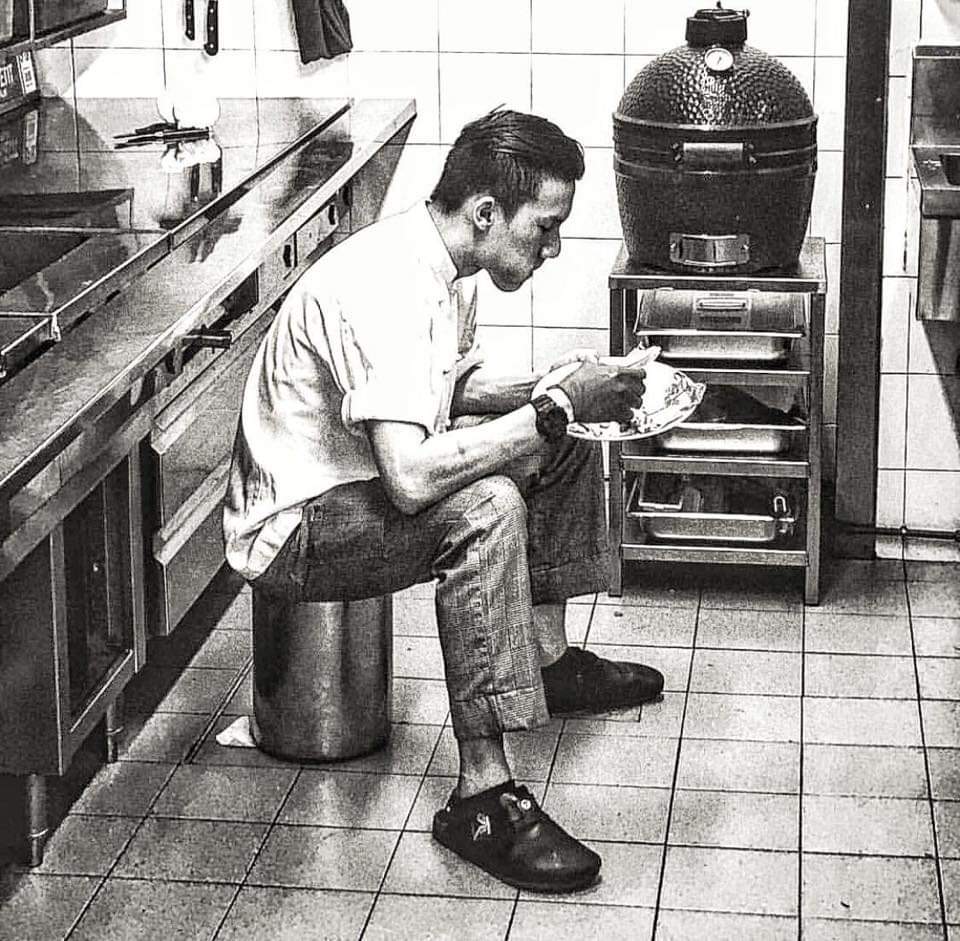 Siempre detrás de vuestro bienestar, alegría y disfrute en un restaurante, hay trabajadores que se sacrifican y dan todo para que el servicio salga lo mejor posible.
Esta imagen creo que lo describe a la perfección.