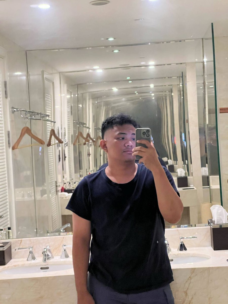 jrmydr's tweet photo. I recall sharing a photograph of myself after losing some weight. Some of friends was telling me that i look sick. Lol. It's funny because when I was overweight they're all telling me to lose weight. 😂 https://t.co/zO5yfDtRQv