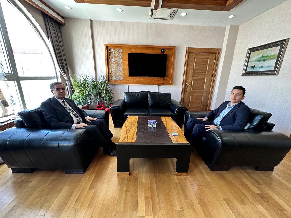 Diyarbakır SGK İl Müdürü Garip KARATAY,
Kaymakamımız Sn.Adem KARATAŞ’ı makamında ziyaret etti.