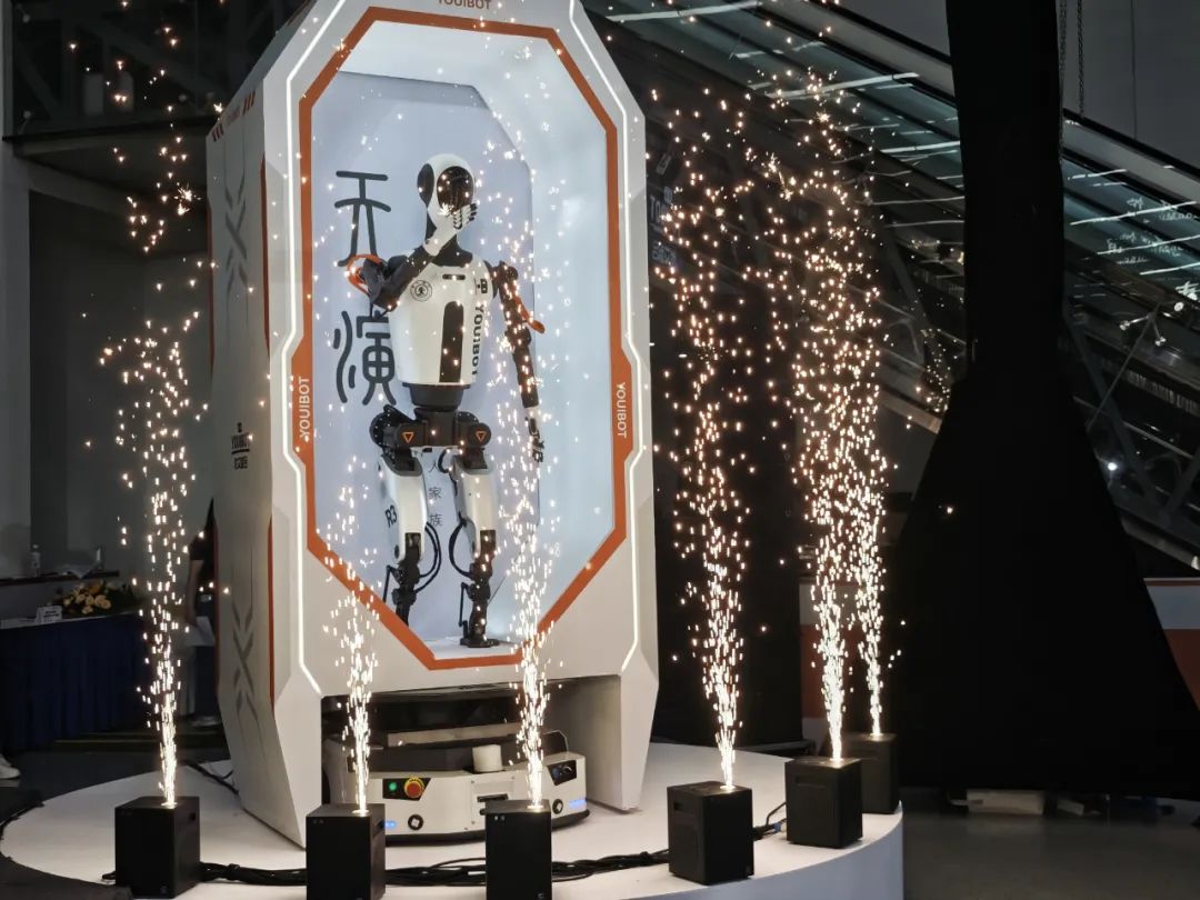 HefeiChina's tweet photo. On Aug 5, Youibot Robotics unveiled Lever (Lingshu),Β the world's firstΒ "one-brain-multi-form"Β embodied AI humanoid robot β a groundbreaking achievement in the robotics industry.Β #MadeInHefei https://t.co/cSrshEt2Ls