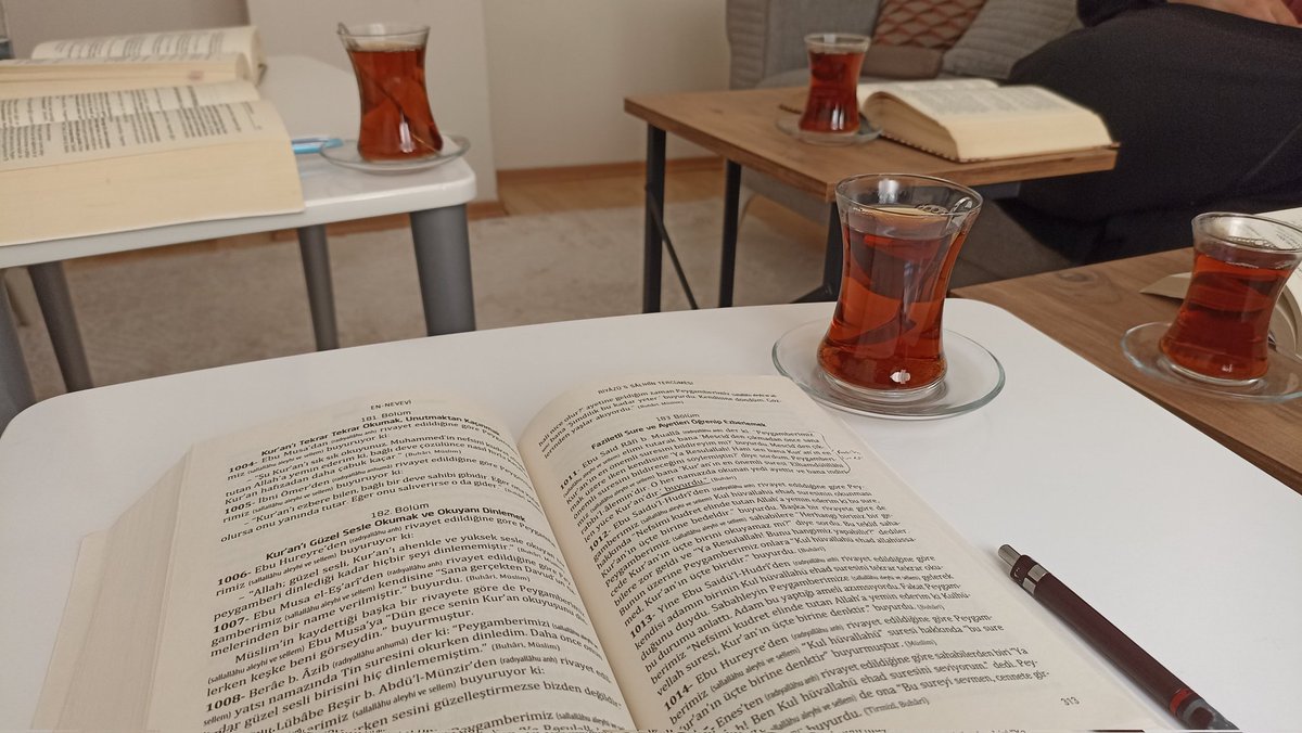 “Bir topluluk Allah’ı zikretmek üzere bir araya gelirse melekler onların etrafını sarar; Allah’ın rahmeti onları kaplar; üzerlerine sekînet iner ve Allah Teâlâ onları yanında bulunanlara över.”
 (Müslim) 

HadisOku SünnetleYaşa 
#HadisOkuSünnetleYaşa
#HadisOkuyorum
@ilmigelisim