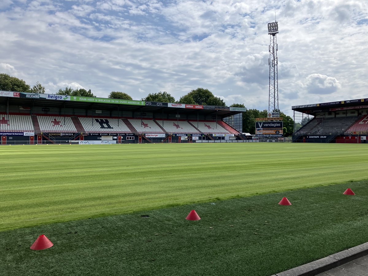 Luid applaus op de training van #fcemmen vanochtend, ter ere van doelman Koen Bucker (contract getekend) en Torben Rhein, die heeft besloten bij de club te blijven.

Ook de grasmeesters verdienen een applausje trouwens. Op het eerste oog een schitterende grasmat in het stadion.