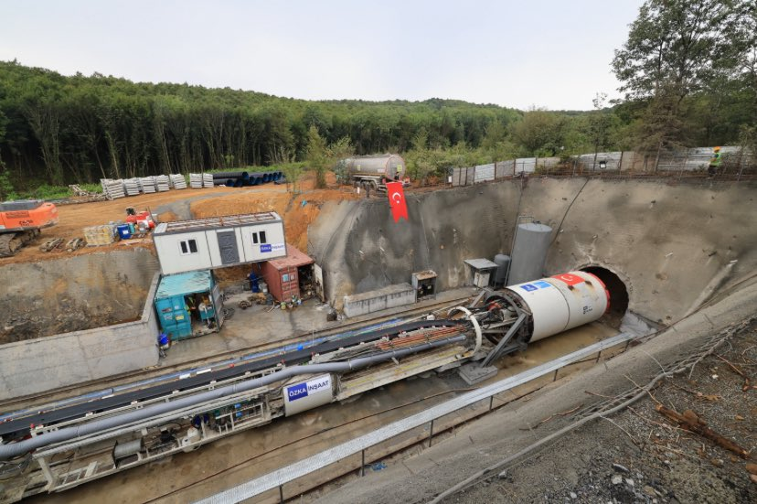 İSKİ, Riva Deresi’nden Karadeniz’e atık su karışımını önleyecek, maliyeti 1 milyar 980 milyon TL olan projeyi hayata geçiriyor. 

Projenin tünellerini kazacak TBM cihazları şantiye sahasına törenle indirildi.