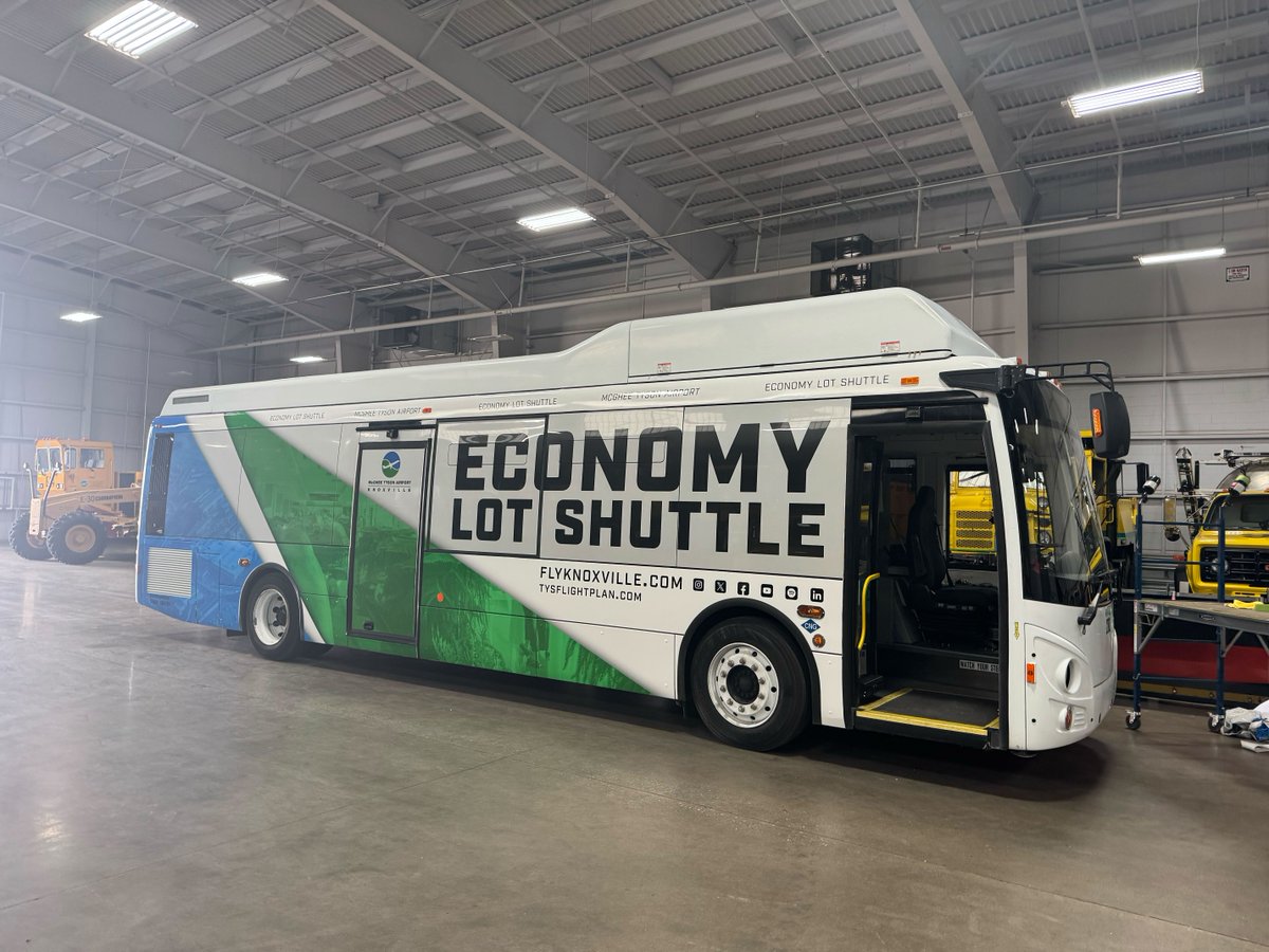 GCKnoxville's tweet image. Catch flights and eyes! It’s more than transportation, it’s a moving brand experience. Ready to take your visibility to new heights? Let’s get rolling!

#airportshuttle #vehiclewraps #graphiccreations #movingbillboard #customwraps #knoxvillebusiness #fleetbranding #wrapitright