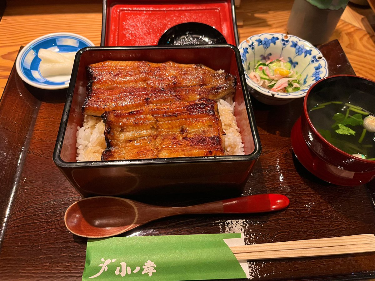 長男と2人で贅沢して、うなぎランチ！
目の前で焼いている様子も見れたし、うなぎは美味しいし、食後には、桶に入った生きたうなぎを見せてもらい、長男大感激！(私も！)
「うなぎって黒か茶色かと思ってた〜！」
確かに、パルシステムの蒲焼き(冷凍)とは違うよね〜
