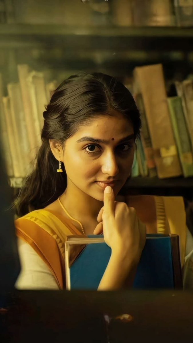 இப்படித்தான்....

நீ 
கல்லூரிக்கு செல்வாய்
என்று தெரிந்திருந்தால்....

யாருக்கும் தெரியாமல்
 புத்தகத்தின் 
அட்டைப் பக்கத்தில்...

என் பெயரை எழுதி 
ஓடி வந்திருப்பேன்....