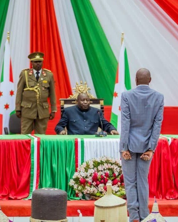 Iyo nivumburiye umukire ugura 🤣