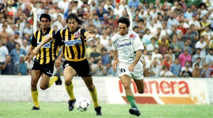 NicoFernandezBB's tweet photo. 📅⚽️ #UnDíaComoHoy 7/8/1996, @Olimpo_Oficial subió a la BN. La @afa le dio a la @LigaDelSurOK una plaza en la segunda categoría y para definir el ascenso se enfrentó con #VillaMitre. La final fue a un tercer partido, donde el "Aurinegro" ganó 2-0 (#Grecco y "Cota" #Álvarez) ⚫️🟡 https://t.co/n6LQZwrljE