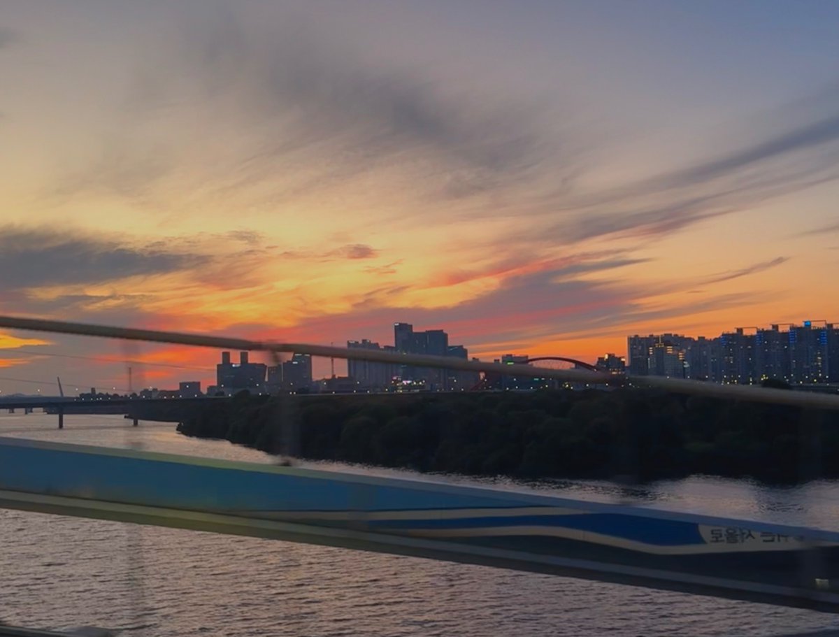 이규호 나는 달 듣는,
입추의 일몰. 한강.